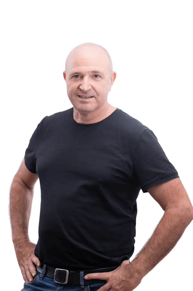 יובל לחנה בחולצה שחורה, ידיים על המותניים, מחייך