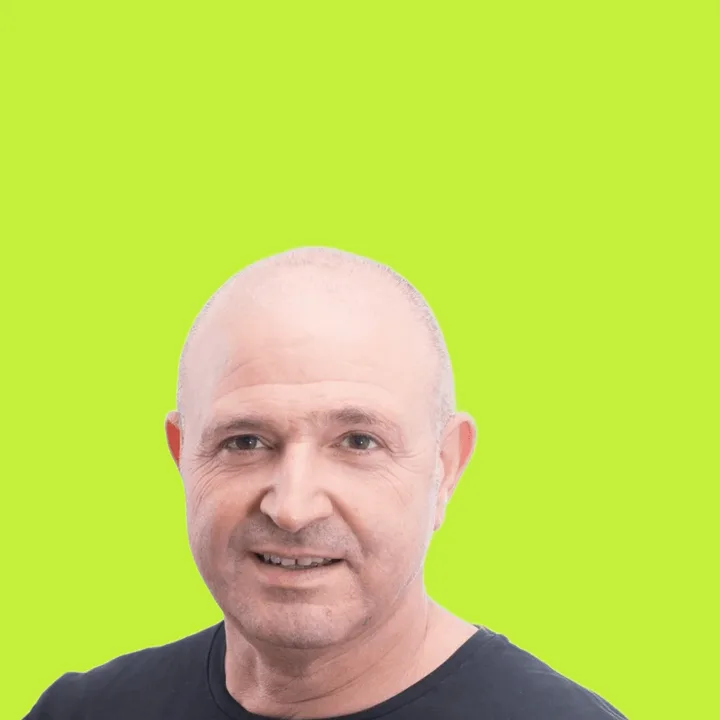 יובל לחנה בחולצה שחורה, ידיים על המותניים, מחייך
